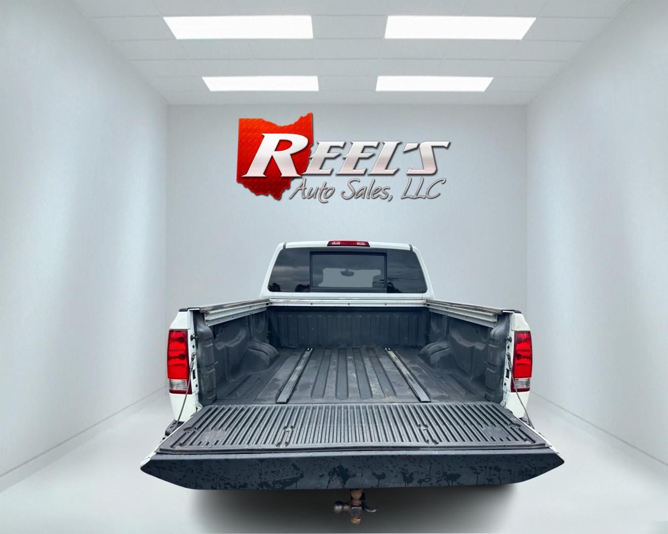 2013 White /Black Nissan Titan Pro-4X (1N6AA0EC0DN) with an 5.6L DOHC 32V V8 engine, Automatic transmission, located at 547 E. Main St., Orwell, OH, 44076, (440) 437-5893, 41.535435, -80.847855 - This 2013 Nissan Titan Pro-4X Crew Cab is a capable and well-equipped full-size pickup truck. It features a powerful 5.6L Endurance V8 engine paired with a 5-speed automatic transmission, a locking rear differential for improved traction, and a maximum towing capacity of 9,300 pounds. The truck is l - Photo#4